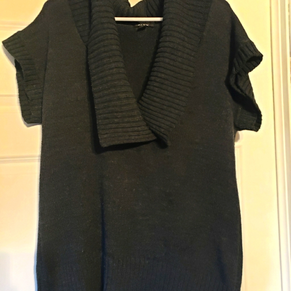 Short sleeve sweater